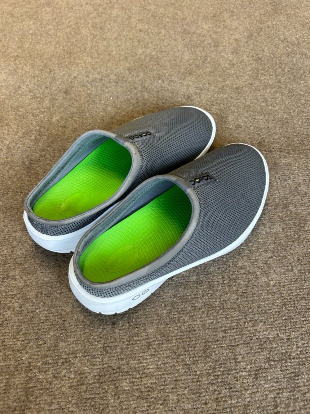 OOFOS Men’s 12 Gray Slip On Recovery Shoes Clogs EU 45 - Picture 2 of 5